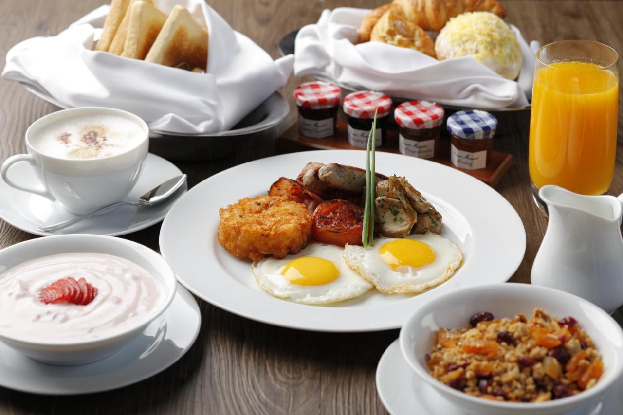 Hyatt Regency Manila City Of Dreams Paranaque City Exterior photo A breakfast at the Park