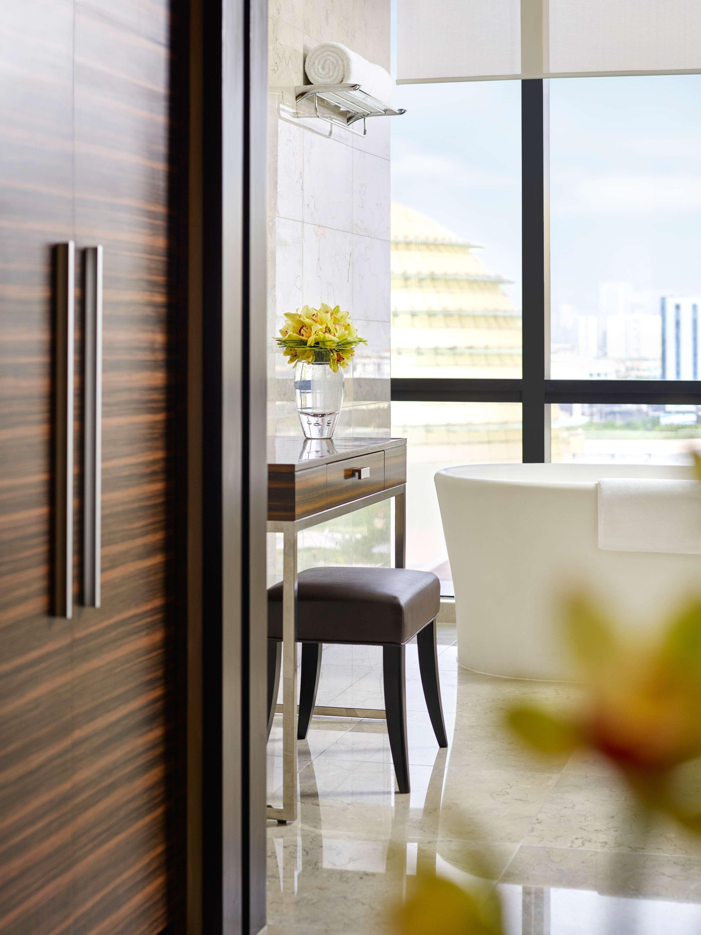 Hyatt Regency Manila City Of Dreams Paranaque City Exterior photo A bar stool