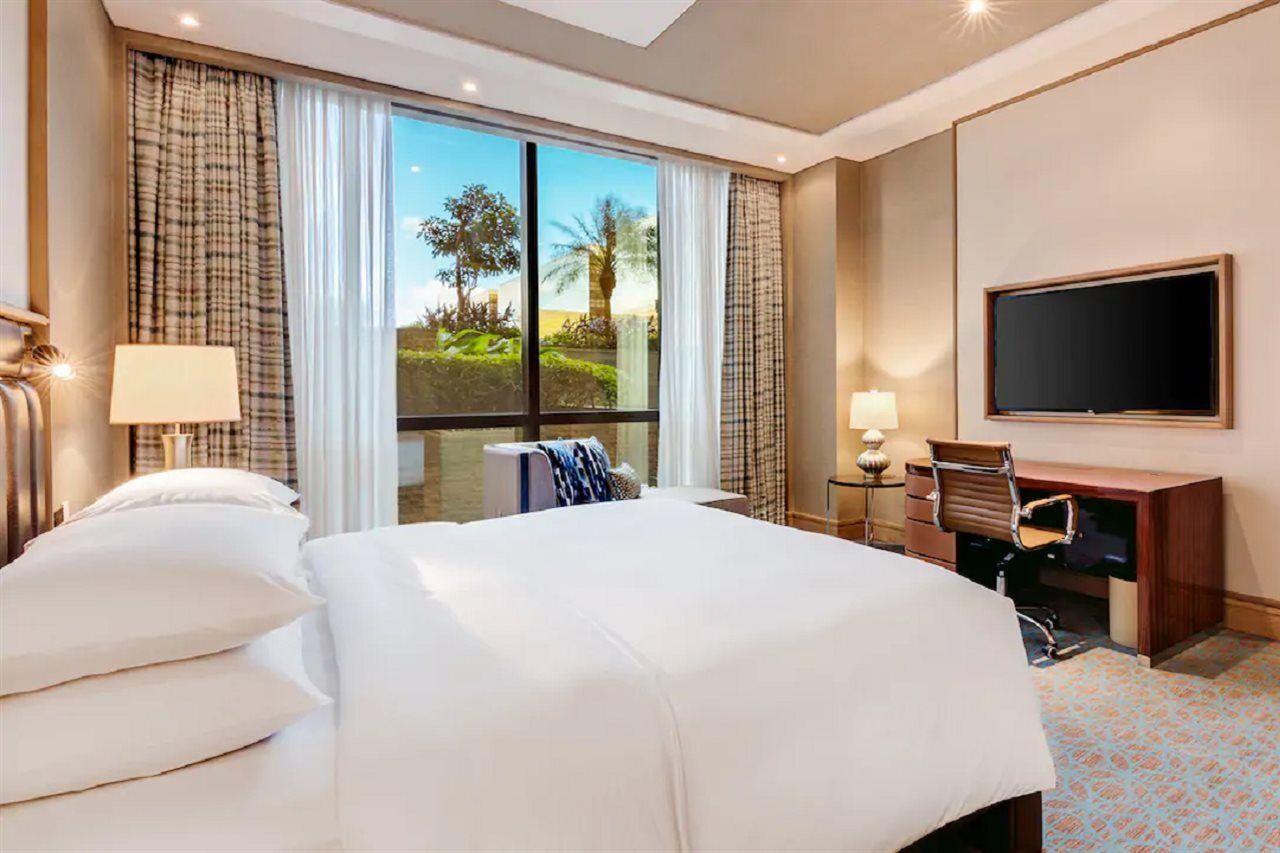 Hyatt Regency Manila City Of Dreams Paranaque City Exterior photo A guest room at the Hilton Garden Inn